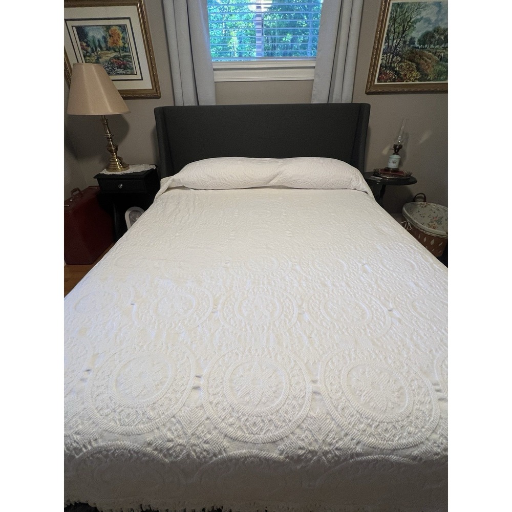 Vintage Cannon Matelasse Bedspread White Medallions Floral Fringe Full